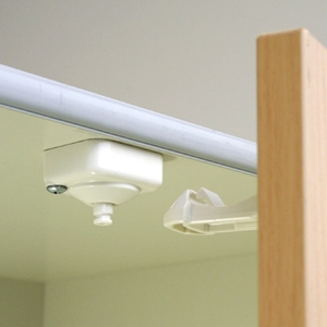 食器棚をしっかりロックして、食器やおなべの落下を防ぐ耐震ラッチ。