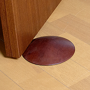 スタイリッシュなドアストッパー『ドアリス』。円盤型で木目が美しいデザインなので、オシャレな部屋にピッタリです。