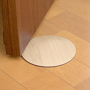 スタイリッシュなドアストッパー『ドアリス』。円盤型で木目が美しいデザインなので、オシャレな部屋にピッタリです。